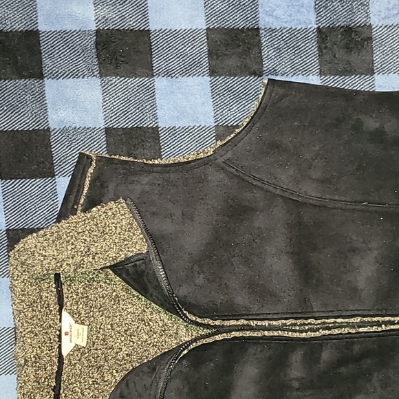 Woolrich. Faux-suede Full-zip vest. Poly-blend Liner. Women's size XL. - Picture 7 of 16